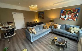 Impeccable 4-Bed Apartment In Bath